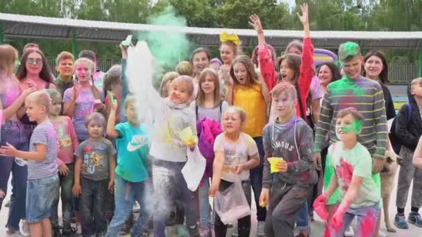 Ungdom och vuxna kastar färgat pulver på Holi festival — Stockvideo