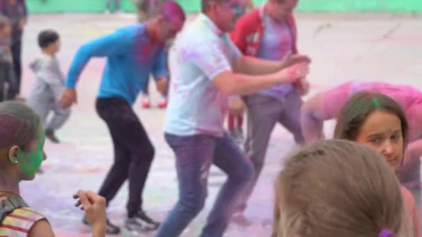 Pais e seus filhos dançando no festival holi — Vídeo de Stock
