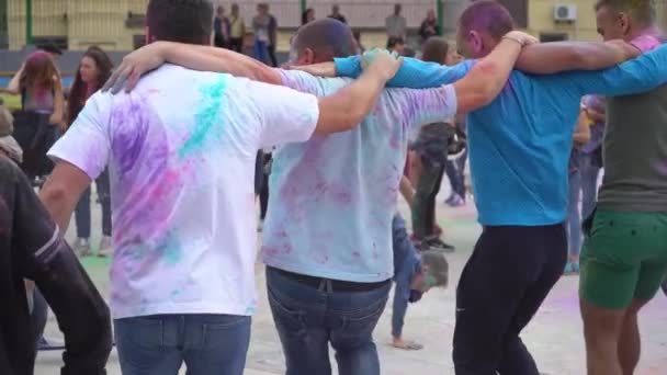 Dancing människor har stor tid på Holi festival — Stockvideo