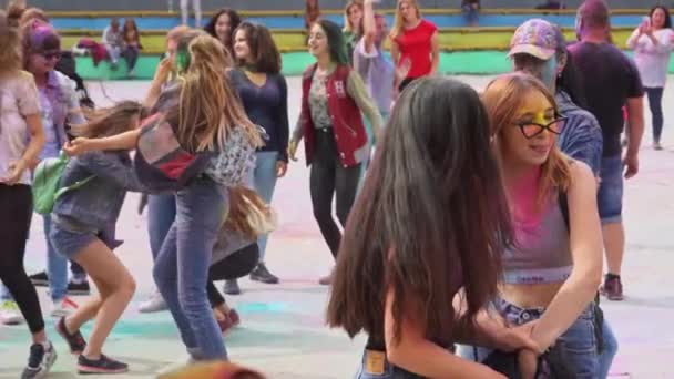 Meninas bonitas estão dançando e se divertindo no festival de cores — Vídeo de Stock