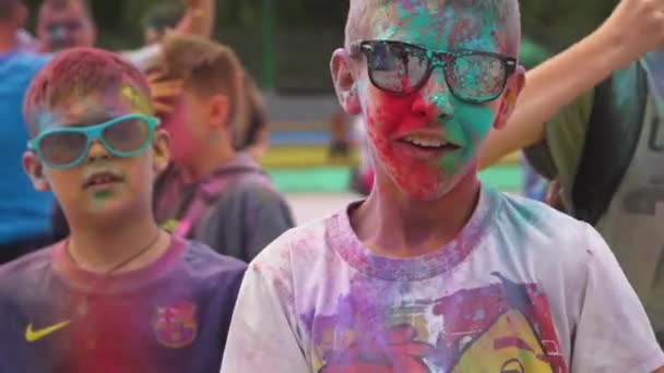 Boldog fiúk mutatják a színes arcok a kamera — Stock videók