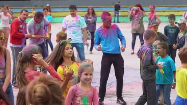 Parent exclaims his happiness at holi festival — Stock Video