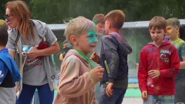 Unga pojkar har bra tid på Holi festival — Stockvideo