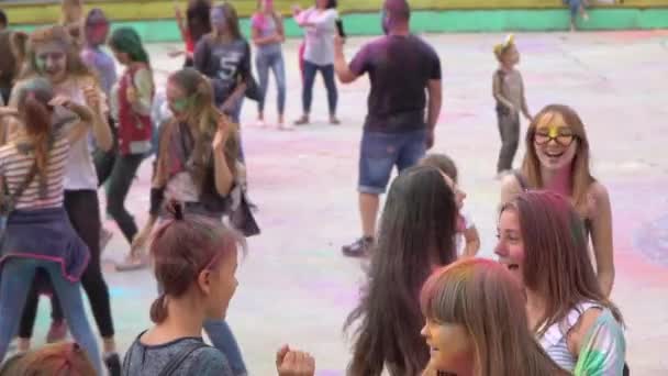 若い女性とその両親はホーリーフェスティバルで踊っています — ストック動画