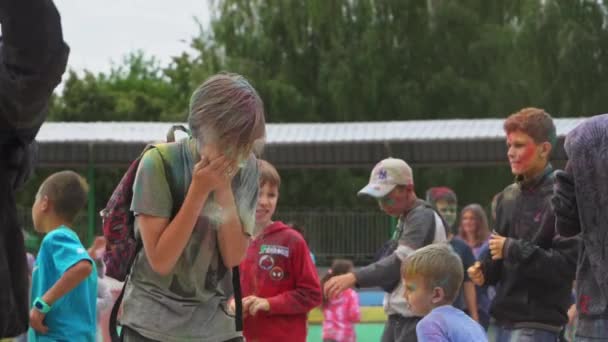 Junger Gent wäscht sein Gesicht mit farbigem Puder — Stockvideo