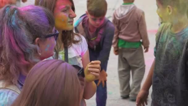 Joven lanza polvo en sus amigos en el festival holi — Vídeos de Stock