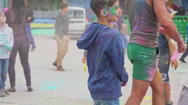 Coloured kids chillig at holi festival — Stock Video