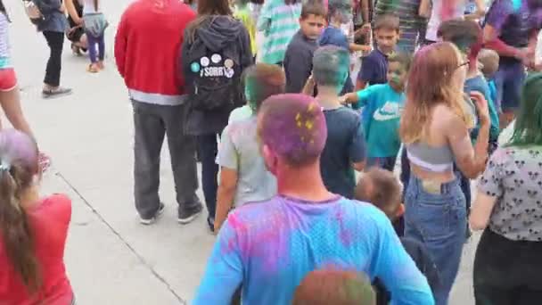 Vista sobre meninos e meninas no festival holi — Vídeo de Stock