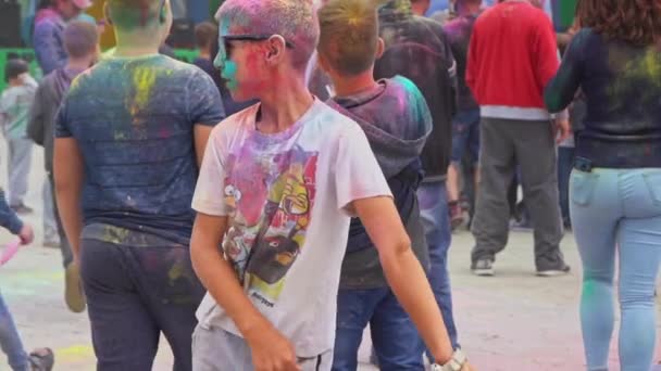 Adorar la danza del joven en el festival holi — Vídeos de Stock