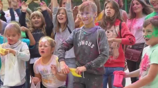 Gyerekek és a szülők ünneplők Holi fesztivál — Stock videók