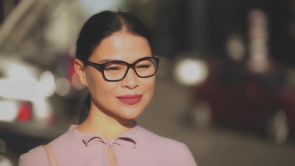 Asiática mujer de negocios caminando en la calle sonriendo — Vídeos de Stock