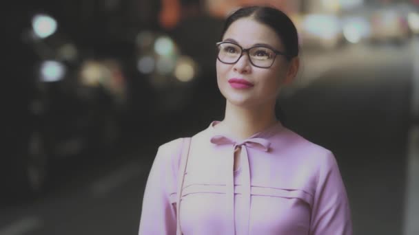 Азиатская деловая женщина, идущая по улице улыбаясь — стоковое видео