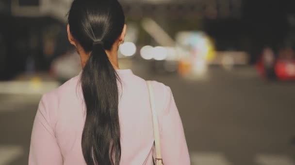 Asiática mujer de negocios caminando en la calle sonriendo — Vídeos de Stock