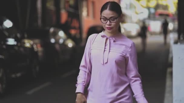 Asiática mujer de negocios caminando en la calle sonriendo — Vídeo de stock