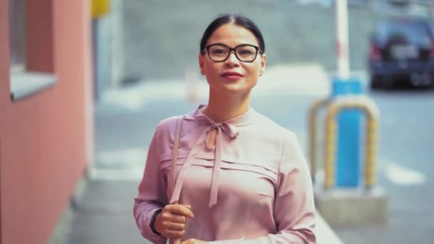Ázsiai üzletasszony séta utcában mosolyogva — Stock videók