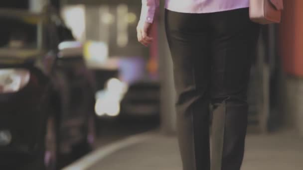 Молода щаслива бізнес-леді насолоджується часом на вулиці — стокове відео