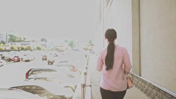 Junge glückliche Geschäftsfrau genießt die Zeit draußen — Stockvideo