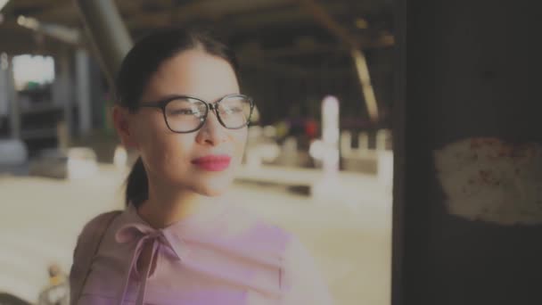 Elegante donna d'affari fuori sulla strada della città — Video Stock