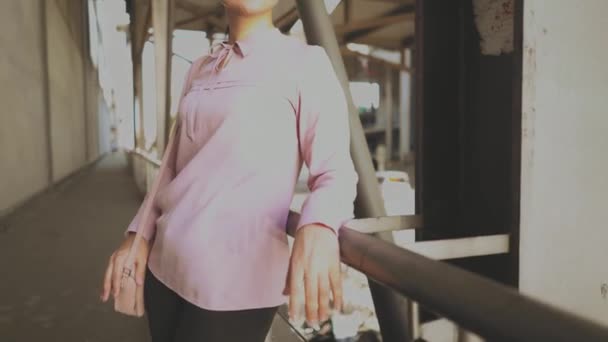 Elegante mujer de negocios fuera en la calle de la ciudad — Vídeo de stock