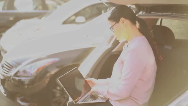 Mujer de negocios está escribiendo en el ordenador portátil fuera . — Vídeo de stock