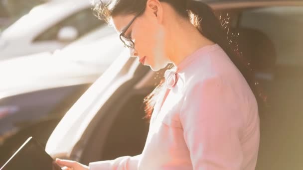 Mujer de negocios está escribiendo en el ordenador portátil fuera . — Vídeos de Stock