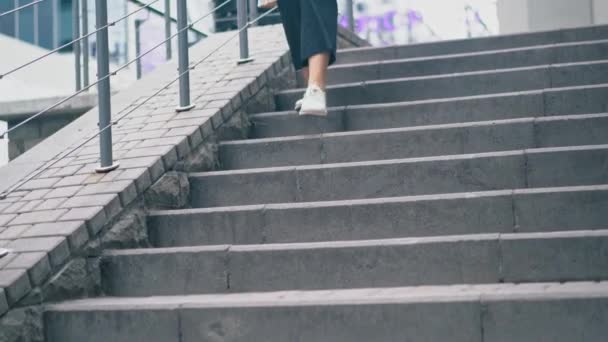 Die Frau, die die Straße hinuntergeht — Stockvideo