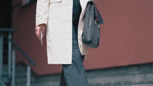 Die niedrige Aufnahme einer Frau, die die Straße hinuntergeht — Stockvideo