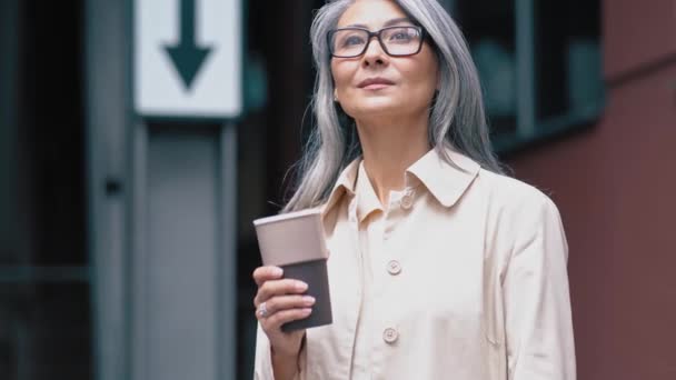 Den medelålders asiatiska kvinnan med en kaffekopp — Stockvideo