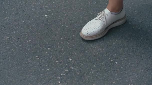 Žena chůze po cestě — Stock video
