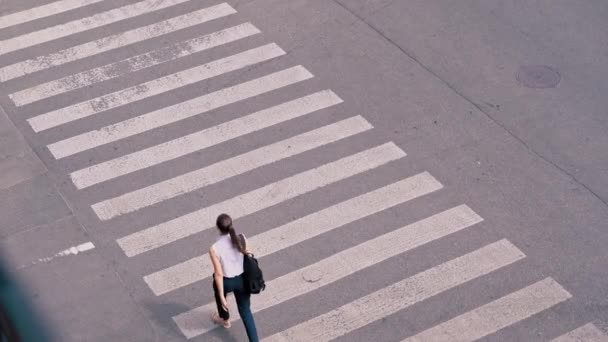 Städter überqueren die Straße — Stockvideo