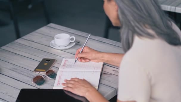 Vrouwen zitten aan de balie — Stockvideo