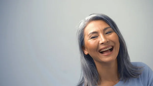 Krásná asijská žena se směje s mazaným obličejem — Stock fotografie
