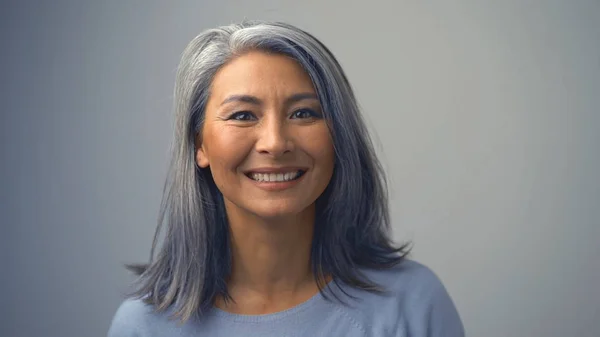 Mulher de meia-idade bonita está sorrindo alegremente — Fotografia de Stock