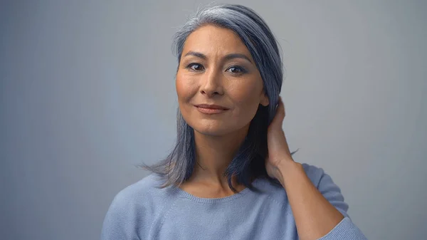 Beautiful Asian Woman Tidying Her Grey Hair — Stockfoto