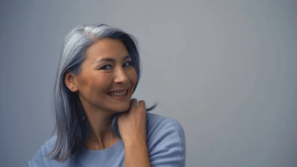 Aantrekkelijke aziatische vrouw aanraken haar haar — Stockfoto