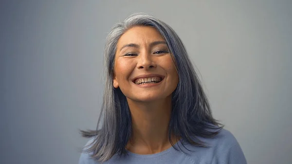 Schöne asiatische Frau mit einem breiten Lächeln — Stockfoto