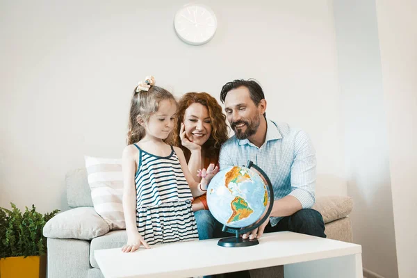 Gaan op avontuur, mam, vader en dochter studeren Globe. — Stockfoto