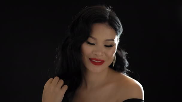 Söt asiatisk dam med smink leende och tourch hennes hår. — Stockvideo