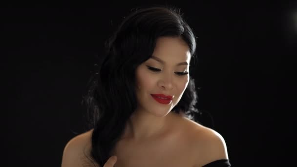 Glamour asiatique femme avec maquillage tour tête que sourire — Video