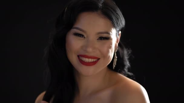 Όμορφη Ασίας μελαχρινή χαμόγελο και Tourch τον εαυτό της στο στούντιο — Αρχείο Βίντεο