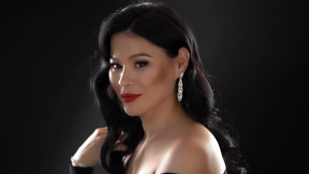Красивая азиатская леди с макияжем Palm Ее прическа, улыбка — стоковое видео