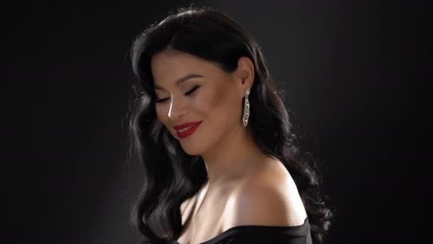 Mulher asiática feliz com maquiagem rir — Vídeo de Stock