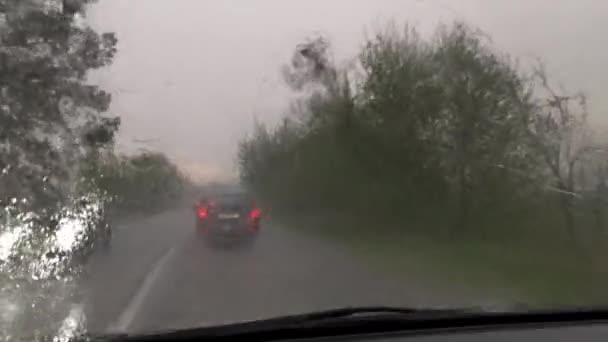 大雨、高速作業車のワイパーのためにフロントガラスを介してゼロ可視性と車に乗る。道路上のドライバに乗る。2020年3月。キエフ、ウクライナ。第四百二十二条 — ストック動画