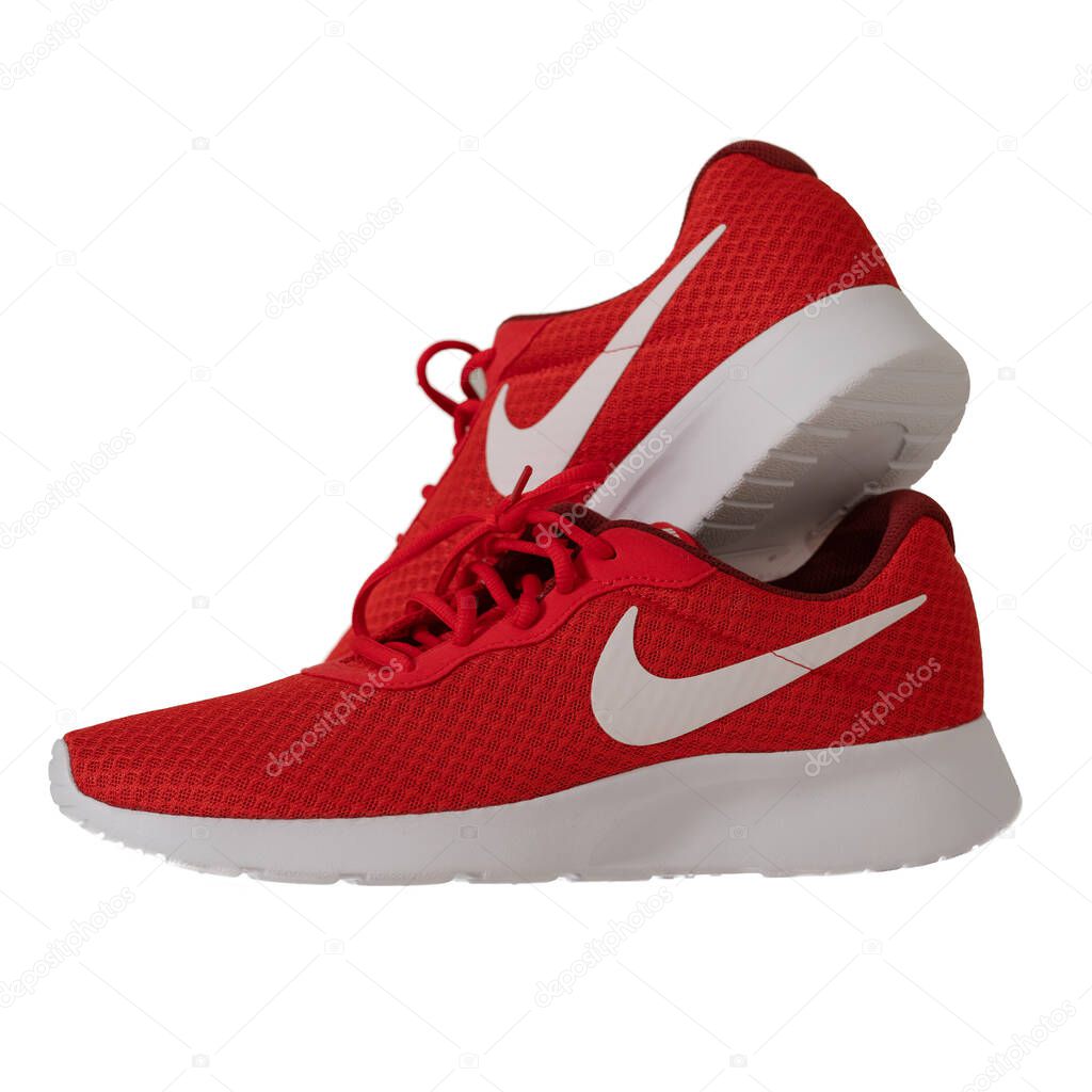 Un par de zapatillas rojas. Popular modelo de zapatos de marca Nike en cordones de para fitness y running. Aislado sobre fondo blanco. Concepto deportivo. Mayo de 2019. Kiev Ucrania Ilustracion de