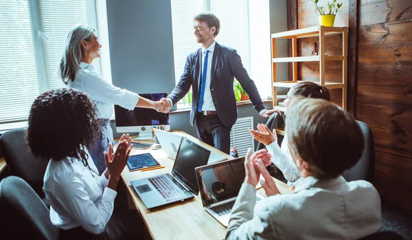 Geste der Zustimmung per Handschlag oder Gruß von Geschäftspartnern. Mann und Frau schütteln sich einvernehmlich die Hände, um den Applaus der Mannschaft zu begleiten. Geschäftskonzept — Stockfoto