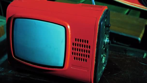 Ретро старий пластиковий tv встановлює приймач на дерев'яному столі або продажу гаражів. Кольорові кадри. Проходить 422 — стокове відео
