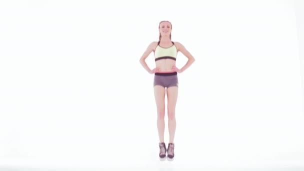 Γυμναστή κορίτσι κάνει άλματα, πλευρικά πόδια, τα χέρια πάνω από το είχε, στροφή γωνία. Αθλητικά βίντεο tutorials απομονώνονται σε λευκό. Η έννοια της υγειονομικής περίθαλψης. Αθλητική ιδέα. φιμέ βίντεο. Πρότυπα 422 — Αρχείο Βίντεο