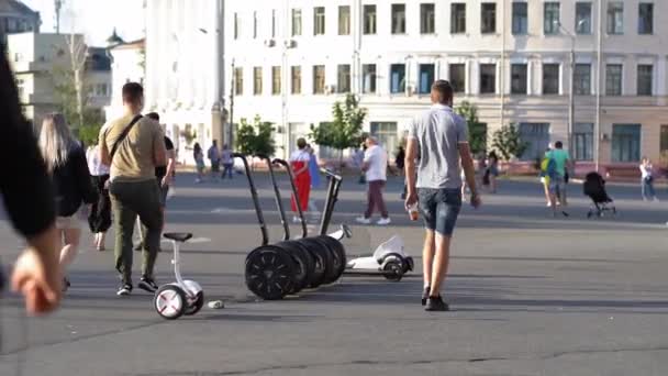 Menschen, die mit Segways und Karren unterwegs sind, in deren Nähe ein Ausbilder steht. Menschen, die Karneval besuchen. Kiew, August 2019. Ukraine. Prores 422 — Stockvideo