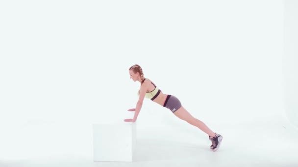 Γυμναστή κορίτσι κάνει push ups κλίση από κοντά πλευρά άποψη. Αθλητικά βίντεο tutorials απομονώνονται σε λευκό. Η έννοια της υγειονομικής περίθαλψης. Αθλητική ιδέα. φιμέ βίντεο. Πρότυπα 422 — Αρχείο Βίντεο