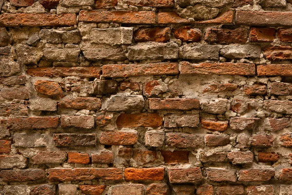 Древняя кирпичная каменная стена. Античная полуразрушенная стена с коричневым кирпичом ручной работы. Крупный план. Абстрактная текстура или фон — стоковое фото